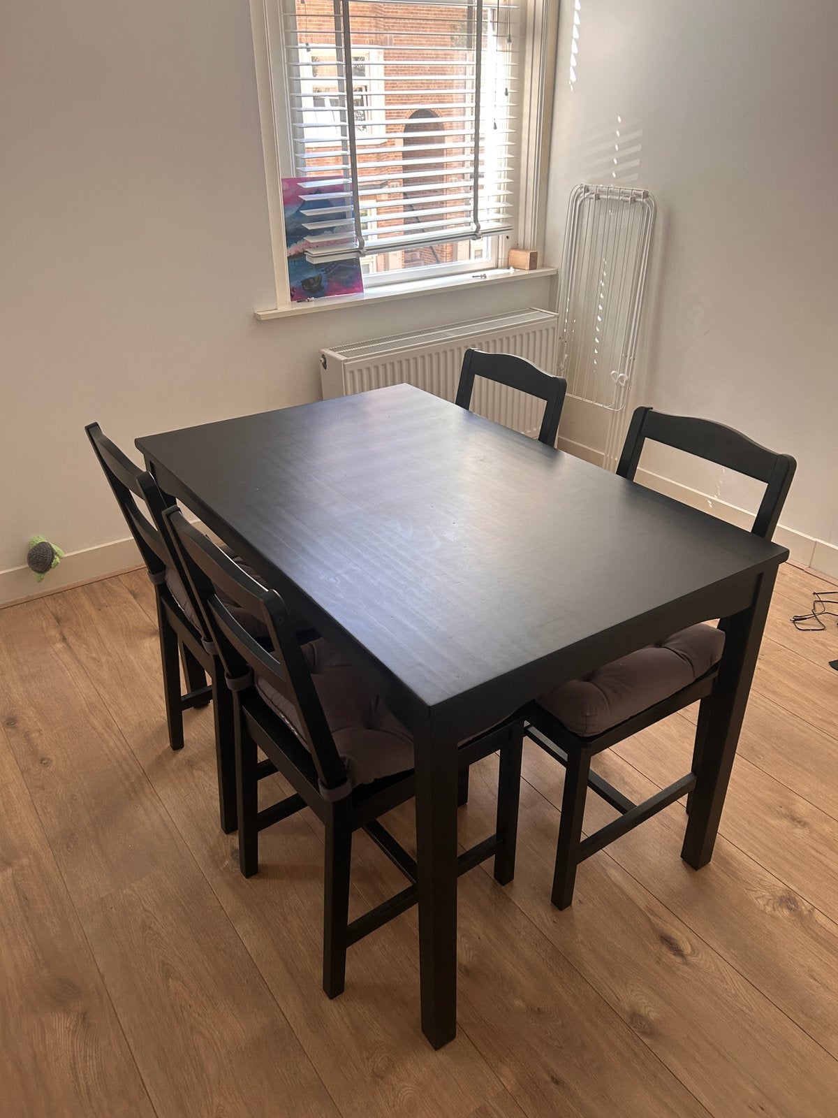 IKEA HÄGERNÄS eettafel met 4 stoelen + 4 JUSTINA zitkussens, Ophalen, 50 tot 100 cm, 100 tot 150 cm, Zo goed als nieuw