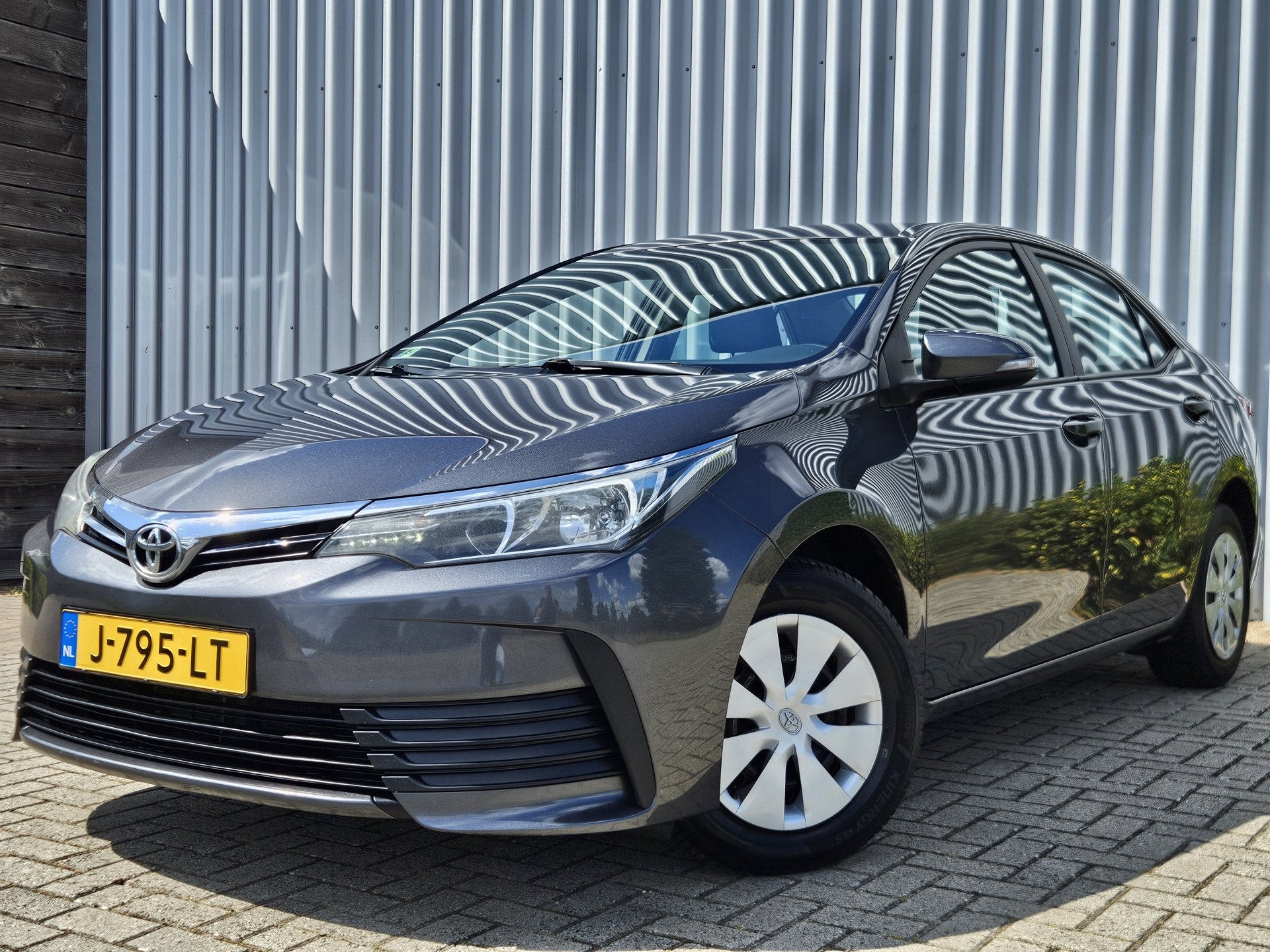 Toyota Corolla Sedan 1.6 / Stoelverwarming / Airco / PDC!, Auto's, Toyota, Voorwielaandrijving, Gebruikt, Euro 6, 4 cilinders