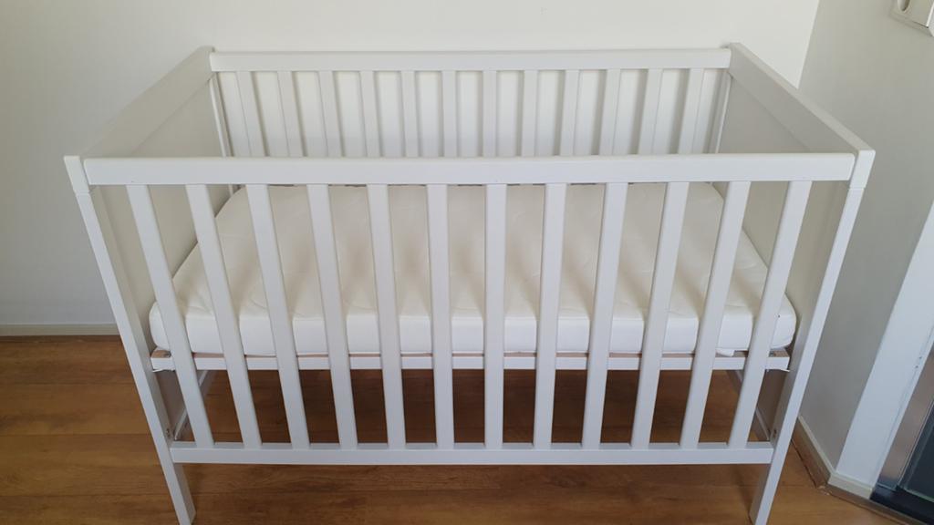 Ikea babybedje 60x120 met matras en aankleedkussen, Kinderen en Baby's, Babywiegjes en Ledikanten, Ophalen, Zo goed als nieuw