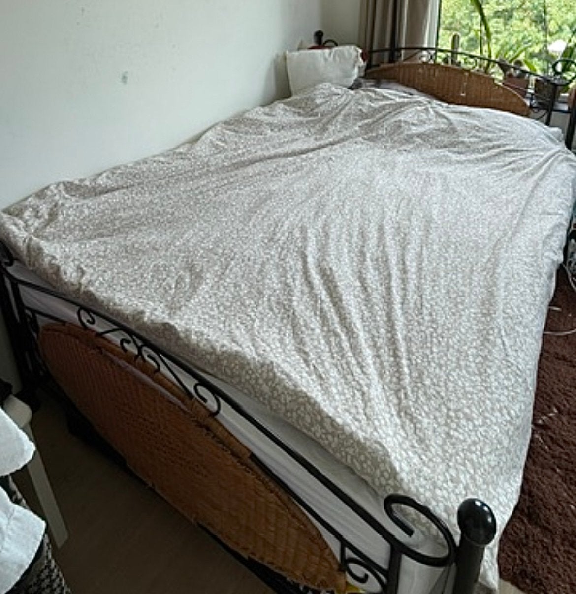 Tweepersoonsbed 140x200 met rotan en metalen lattenbodem, Huis en Inrichting, Slaapkamer | Bedden, Ophalen, Gebruikt, Zwart, Tweepersoons