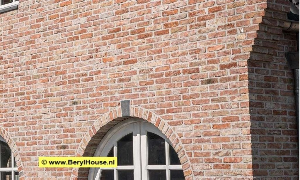 € 57,- per m2  Oude kloostermoppen metselstenen rood