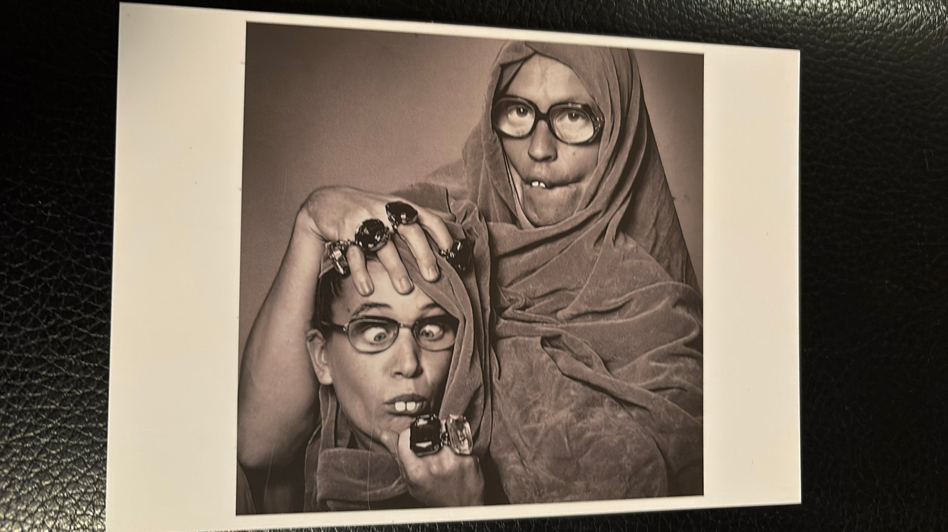 Erwin Olaf THEO EN THEA  FASHION Ansichtkaart naar foto, Verzenden, 1980 tot heden, Ongelopen, Sterren en Beroemdheden