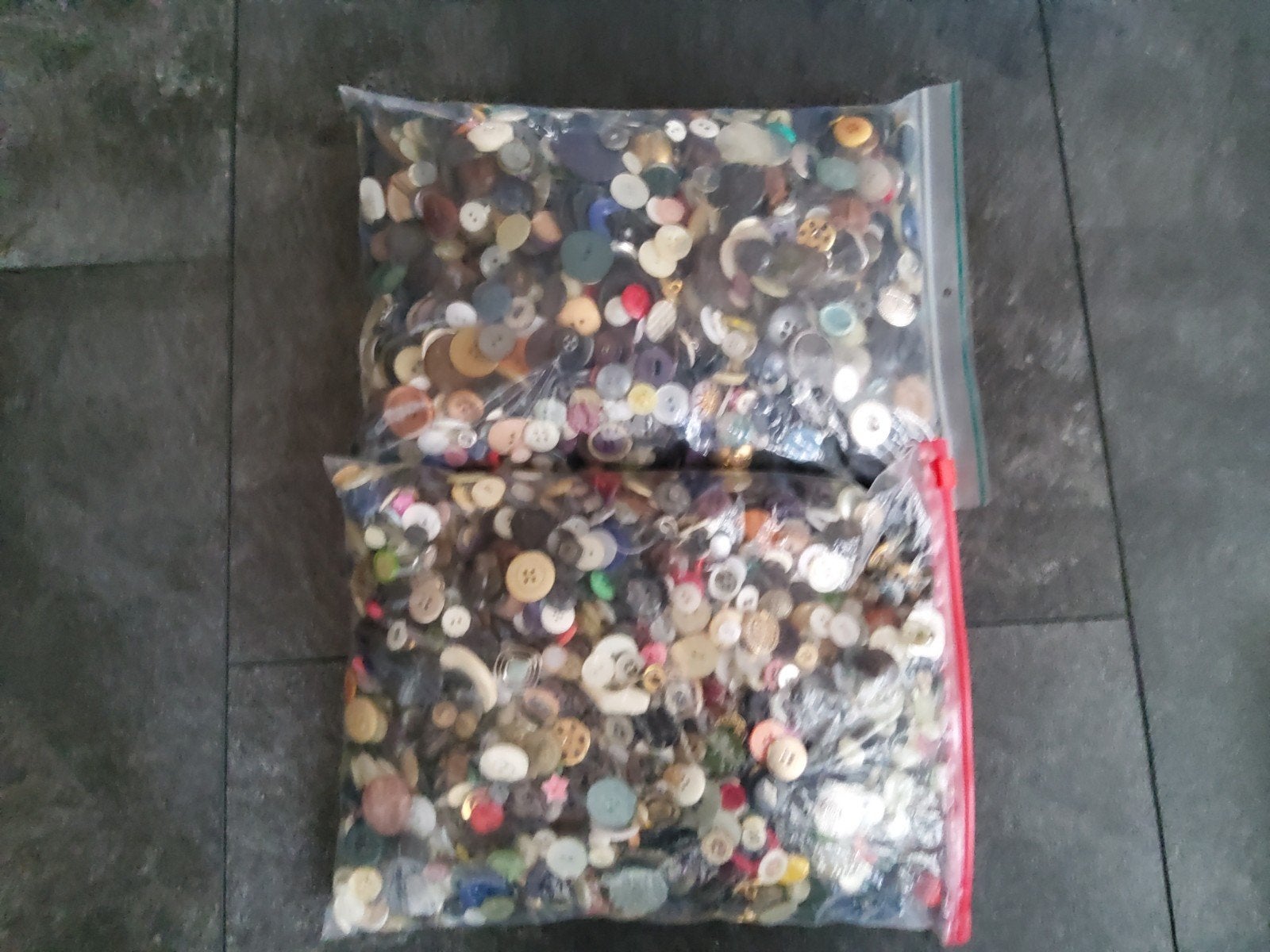 Grote zakken vol met diverse knopen 4 kilo, Ophalen, Gebruikt, Meerkleurig, Kunststof