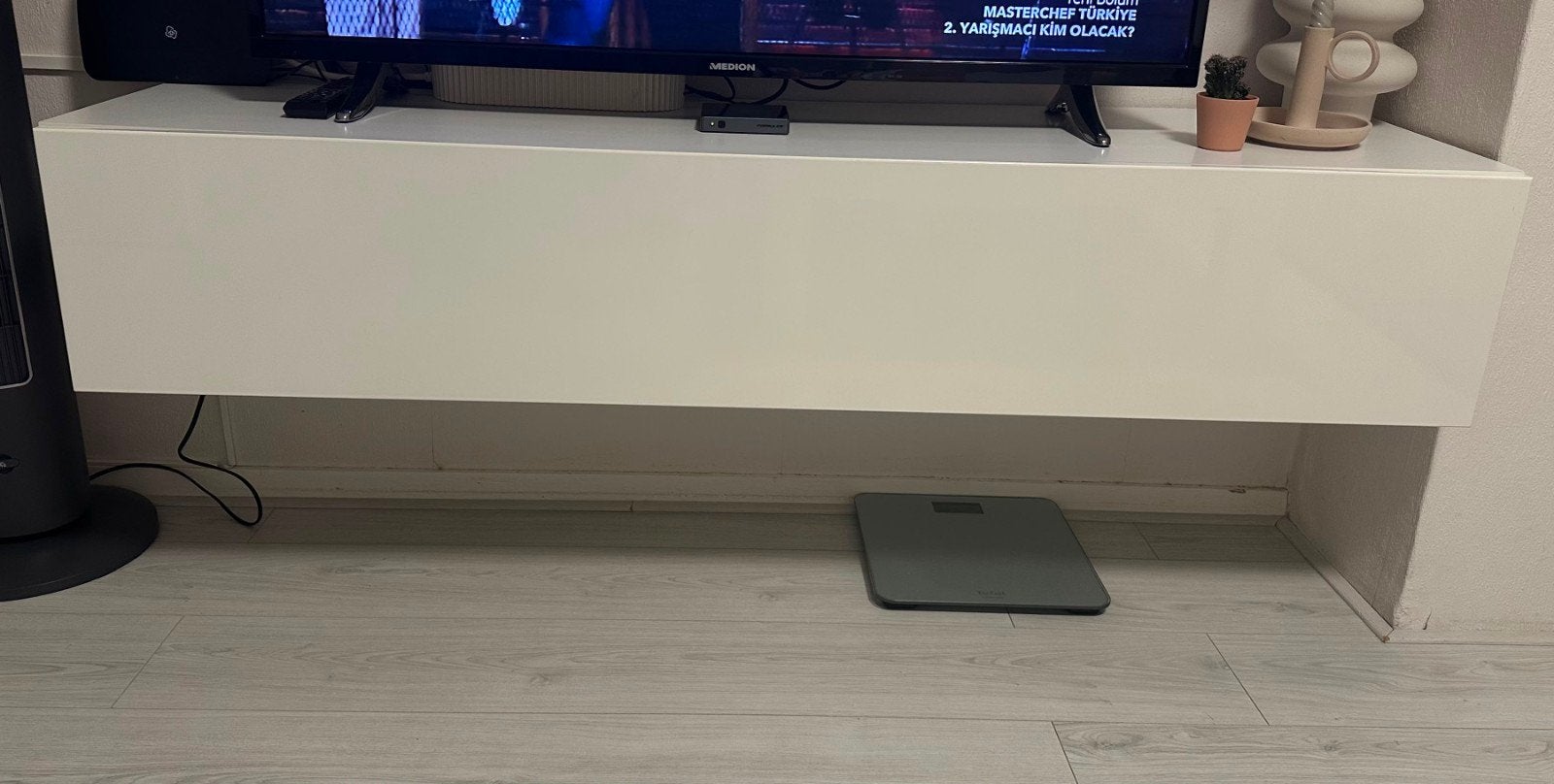 Witte zwevende tv-meubel met opbergruimte, Overige materialen, Gebruikt, 100 tot 150 cm, 150 tot 200 cm