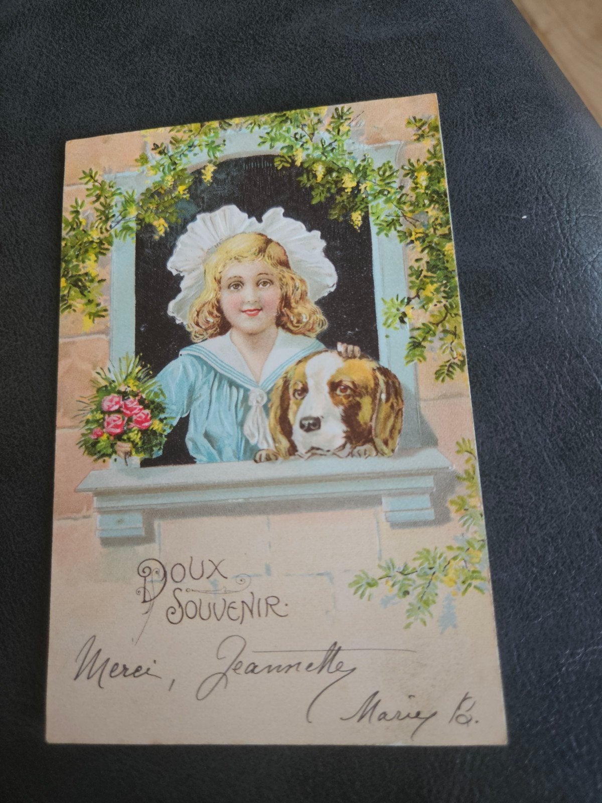 Meisje met hondje aan het raam relief 1906, Ophalen of Verzenden, Voor 1920, Gelopen