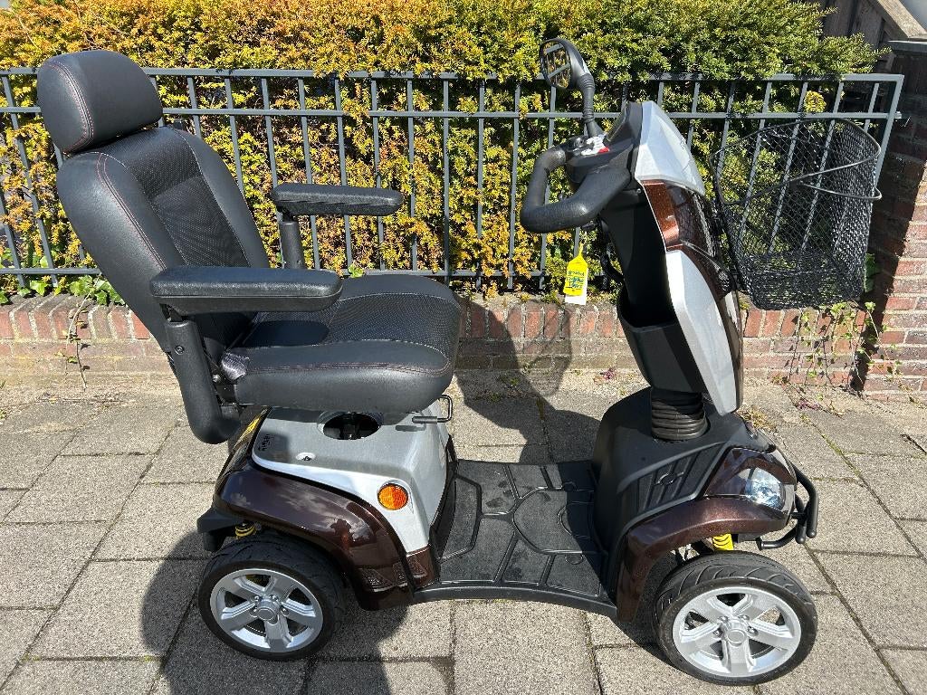 kymco maxer scootmobiel bj 2024 met lader en twee sleutels, Ophalen, Zo goed als nieuw, Elektrische rolstoel