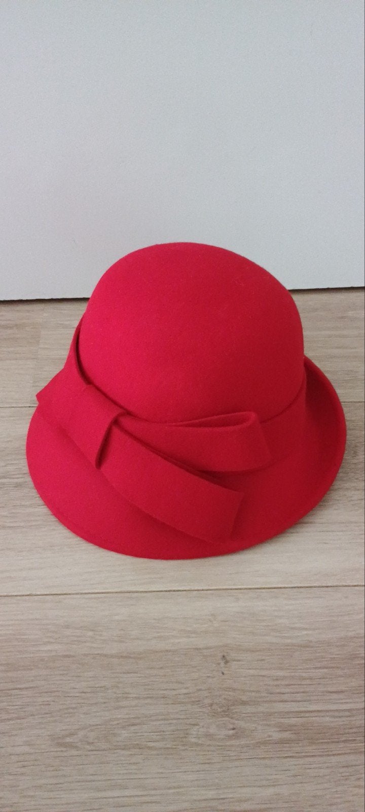 Stijlvolle Rode Hoed met Strik - Zo goed als nieuw, Hoed, One size fits all, Ophalen of Verzenden, Onbekend