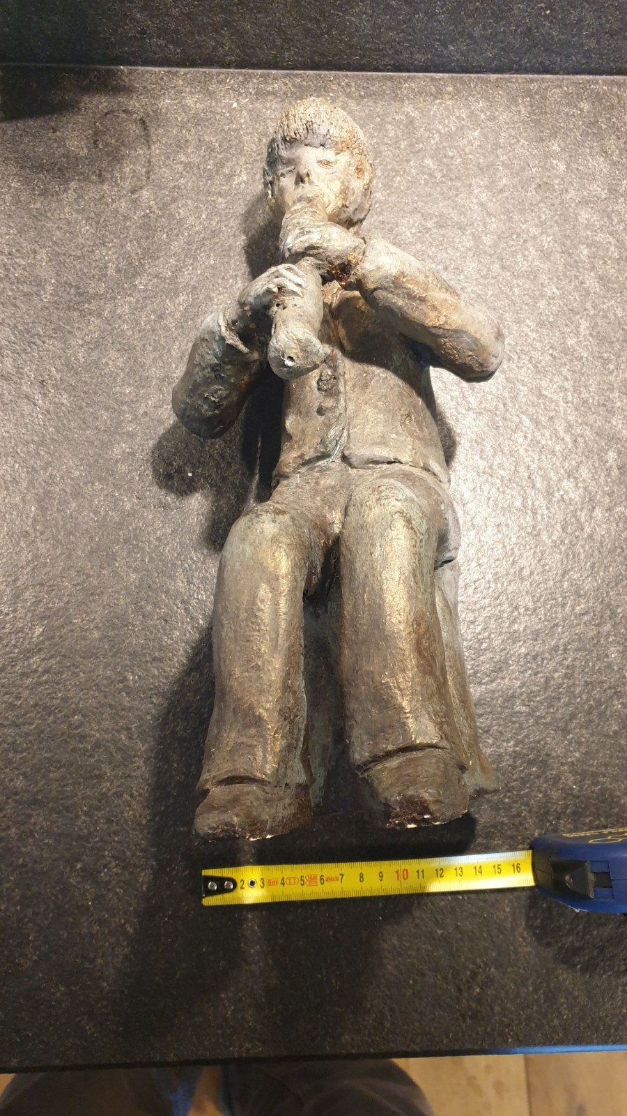 Gipsen  gebronsd Beeld persoon met Fluit - Gesigneerd, Gemerkt, Minder dan 20 cm, Ophalen of Verzenden, Brons
