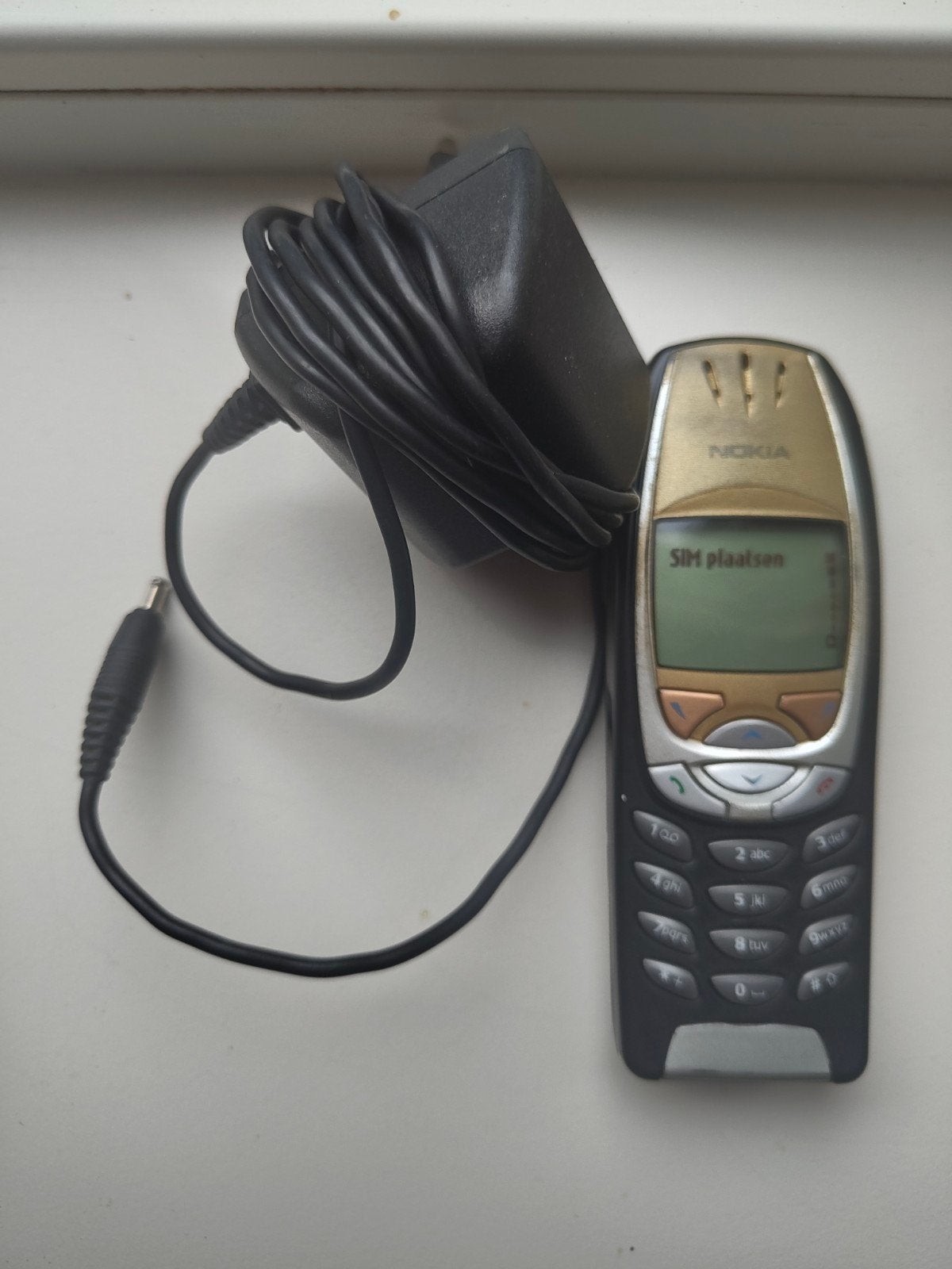 Nokia 8310 met oplader -vintage mobiele telefoon, Gebruikt, Geen camera, Zwart, Fysiek toetsenbord