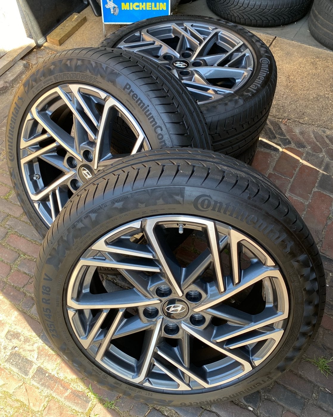 ALS NIEUWE 18” Hyundai Kona Hybrid velgen + 235/45 R18 Conti, 18 inch, Banden en Velgen, Nieuw, Ophalen of Verzenden