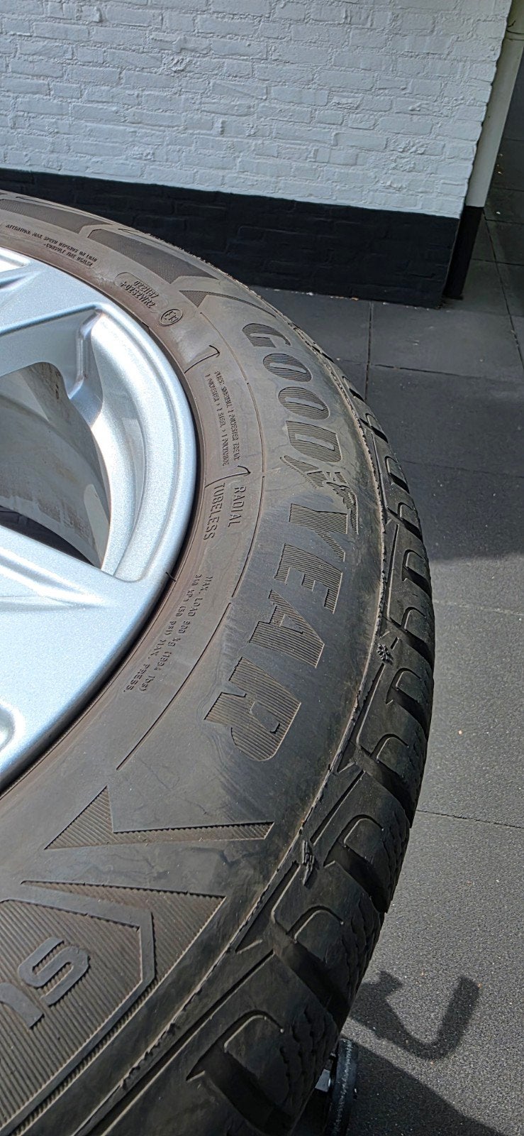 Foto 4 van Winterbanden op lichtmetalen velgen 225/60 R18 104V
