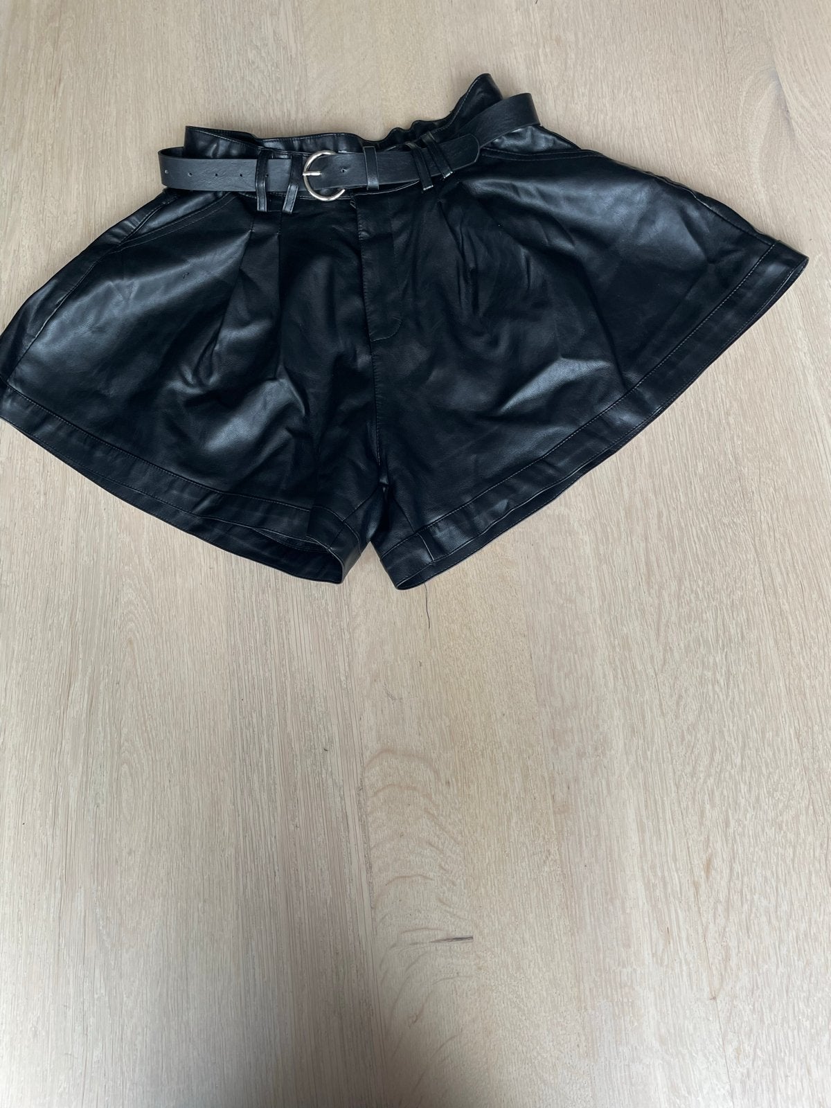 Zwarte leren shorts met riem - May by shining star, Maat 38/40 (M), Kort, Zwart, May by Shining star