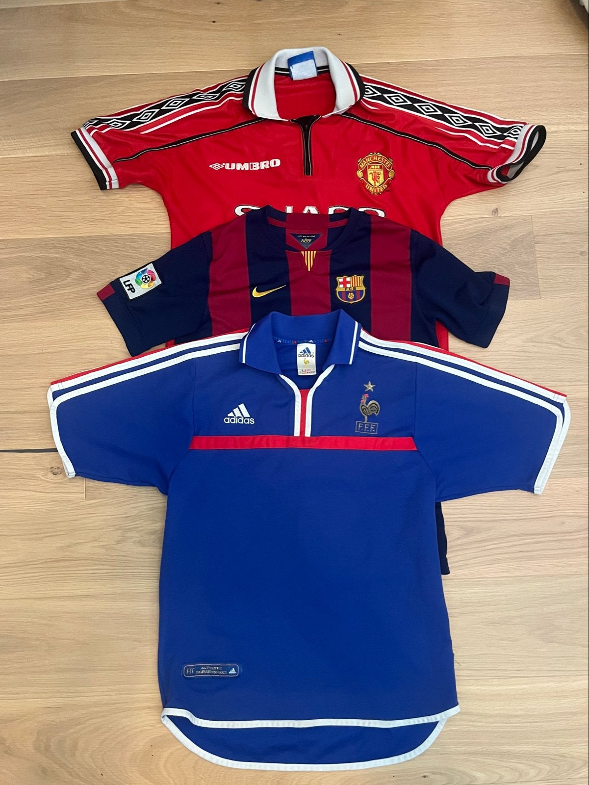 3 officiële voetbalshirts: Frankrijk, Barcelona, Man Utd, Maat S, Ophalen of Verzenden, Gebruikt, Shirt