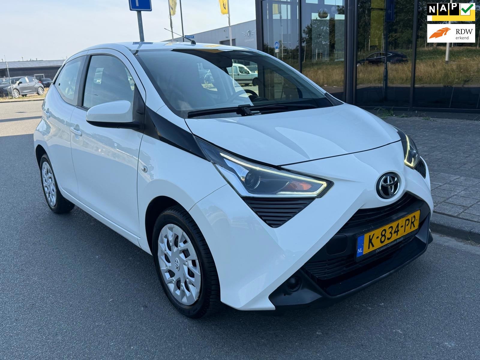 Toyota Aygo 1.0 VVT-i x-play/Airco/Camera/Cruise/bleutooth, Auto's, Toyota, Gebruikt, Euro 6, 4 stoelen, Wit