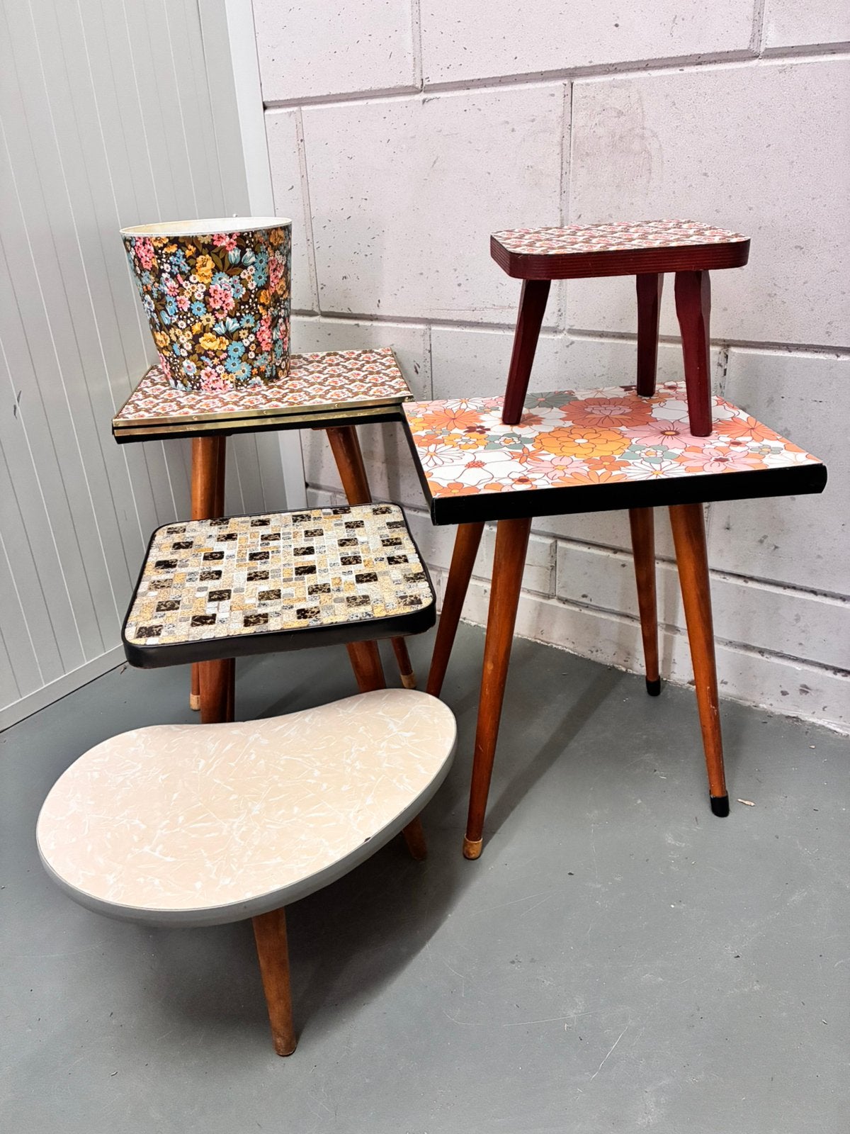 Diverse vintage bijzettafeltjes, plantentafeltjes, Huis en Inrichting, Minder dan 45 cm, Minder dan 55 cm, Rond, Ophalen of Verzenden
