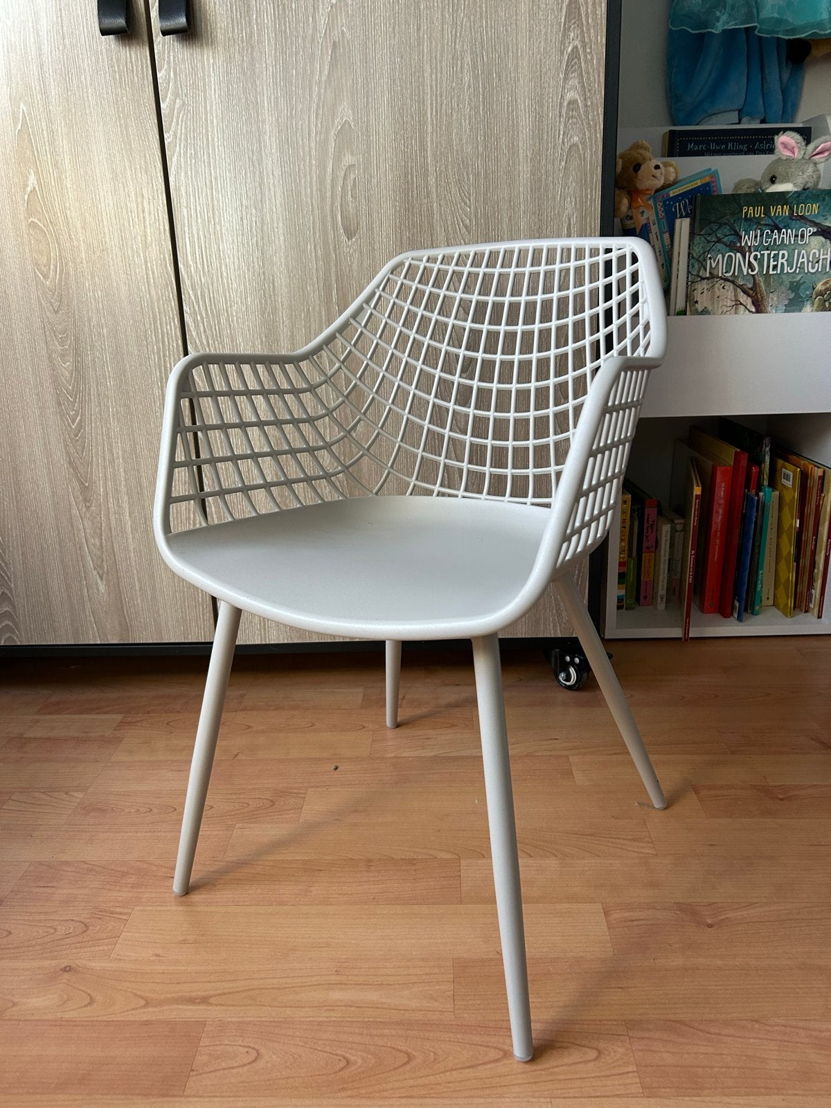 Grijze Kwantum stoel met raster rugleuning, zithoogte 32cm, Kinderen en Baby's, Ophalen, Zo goed als nieuw, Stoel(en)