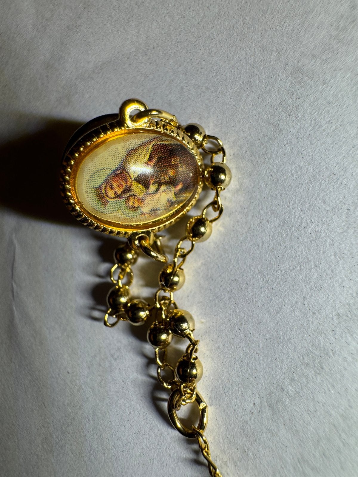 Goudkleurige Broche met Religieuze Afbeelding en Kruisje, Ophalen of Verzenden, Overige materialen, Broche, Verguld