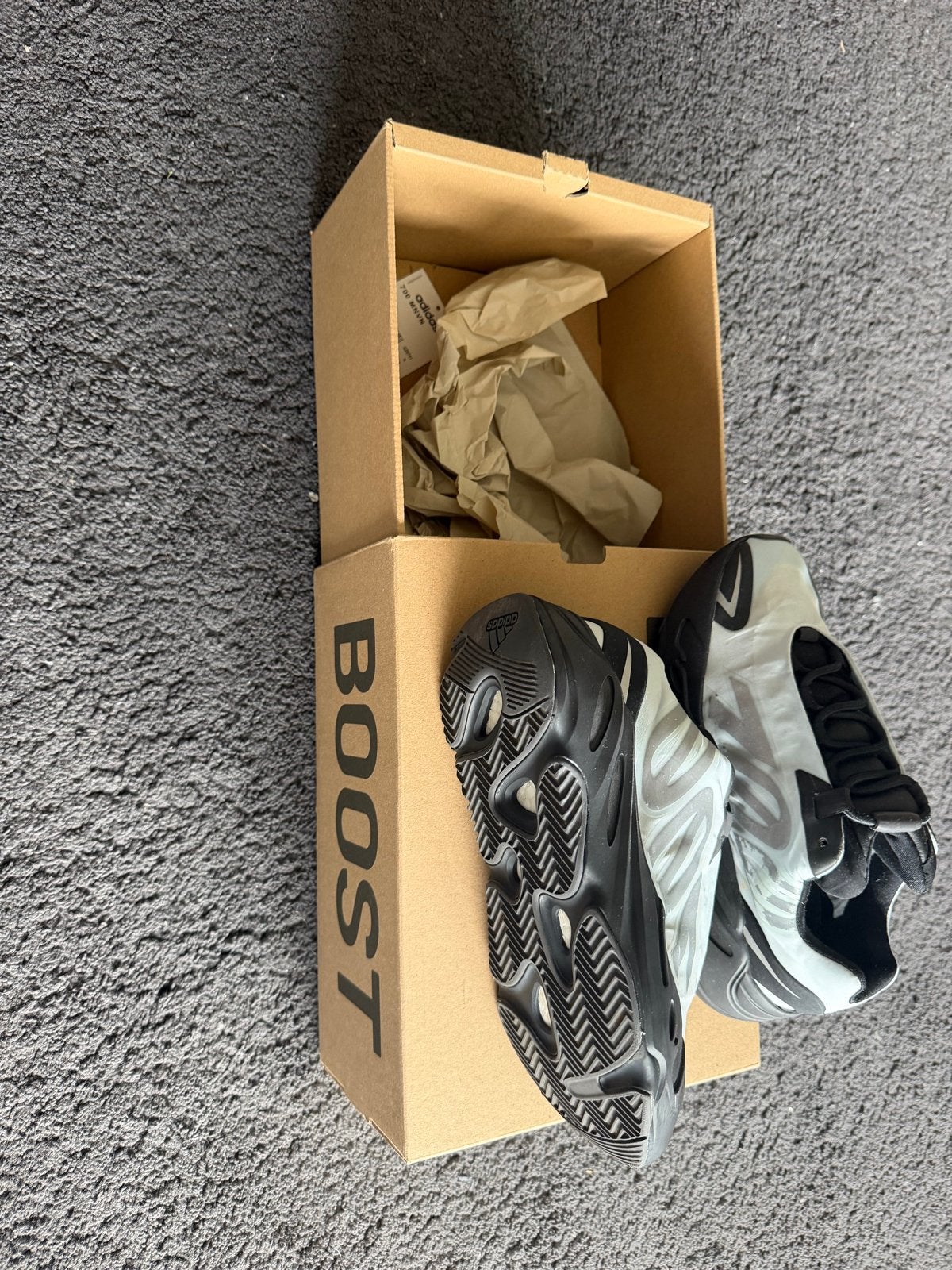 Adidas Yeezy Boost 700 MNVN Blue Tint - Maat 39 1/3, Ophalen of Verzenden, Zo goed als nieuw, Blauw, Sneakers of Gympen