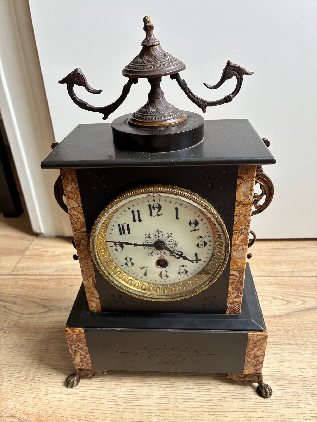 Antieke marmeren schoorsteenklok met bronzen ornamenten, Antiek en Kunst, Antiek | Klokken, Ophalen