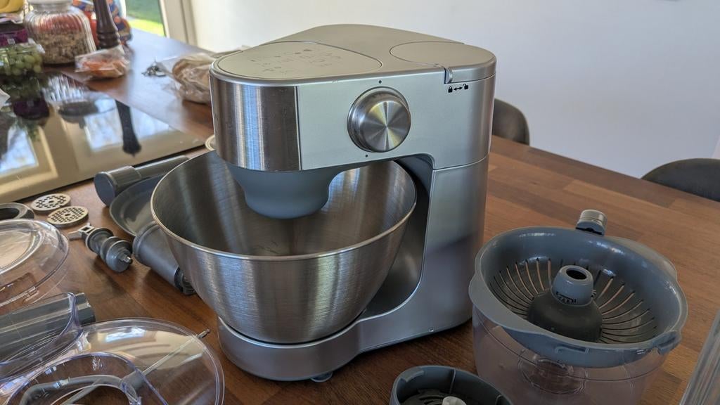 Kenwood Keukenmachine met veel accessoires, Ophalen, 4 liter of meer, Gebruikt, 3 snelheden of meer