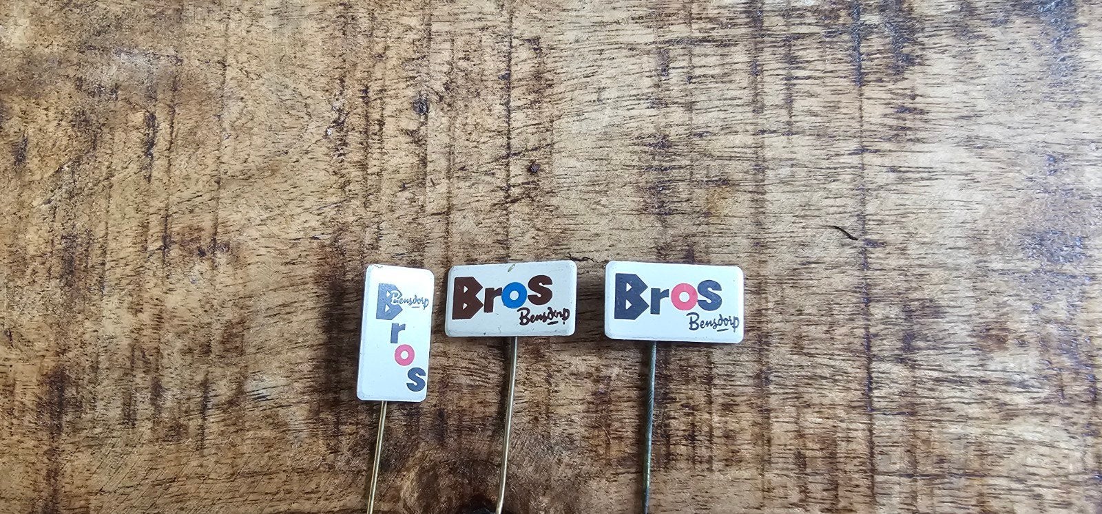 3 Bros speldjes - Vintage reclame pins, Ophalen of Verzenden
