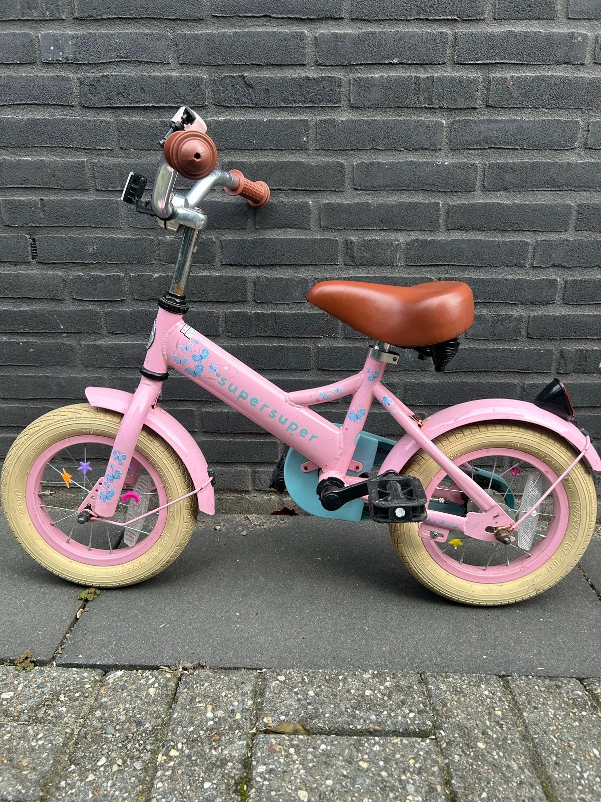 Roze kinderfiets Supersuper met zijwieltjes 12 inch, Ophalen, Terugtraprem, Zijwieltjes, Gebruikt