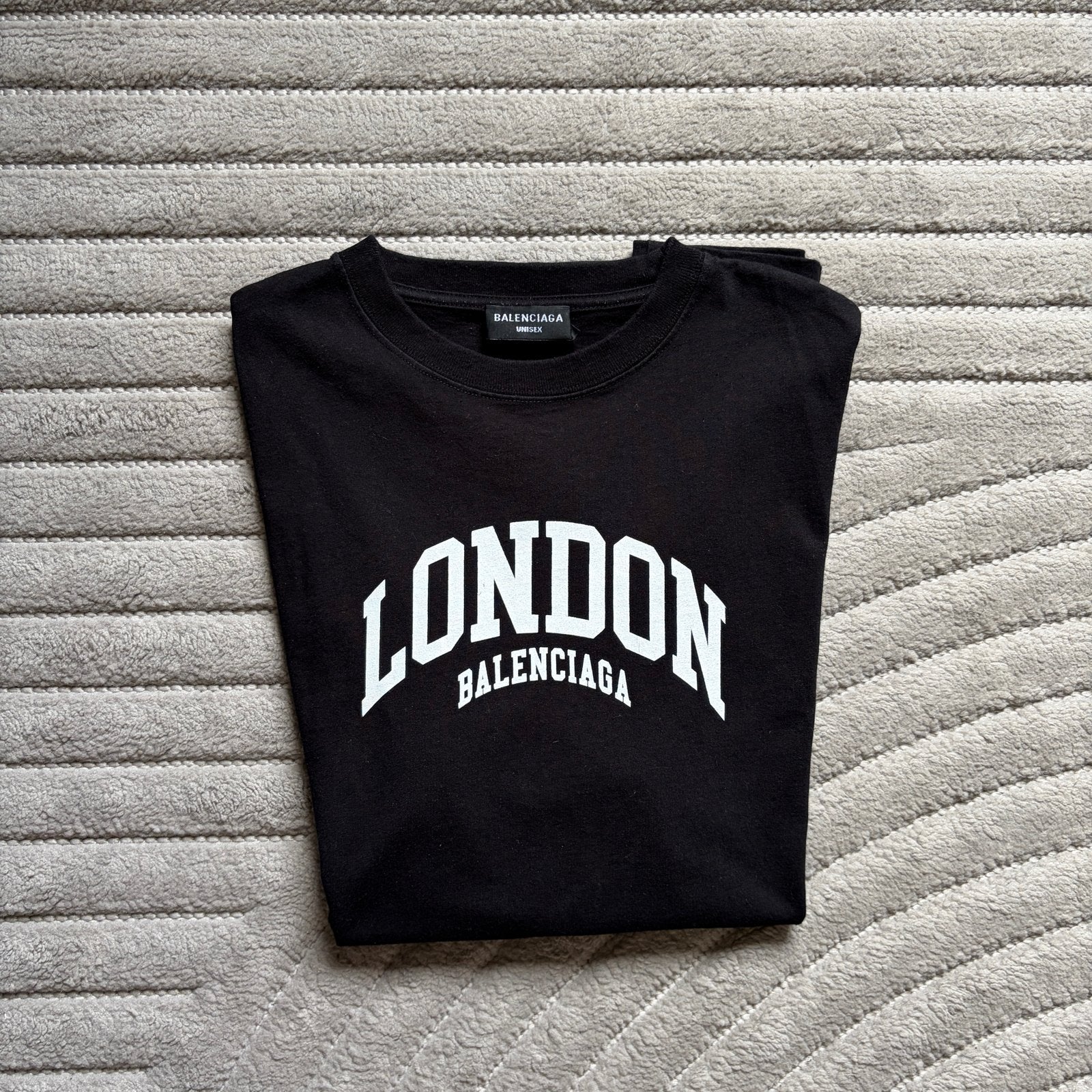 Balenciaga T-Shirt Zwart “Cities London”, Ophalen of Verzenden, Zo goed als nieuw, Maat 48/50 (M), Zwart