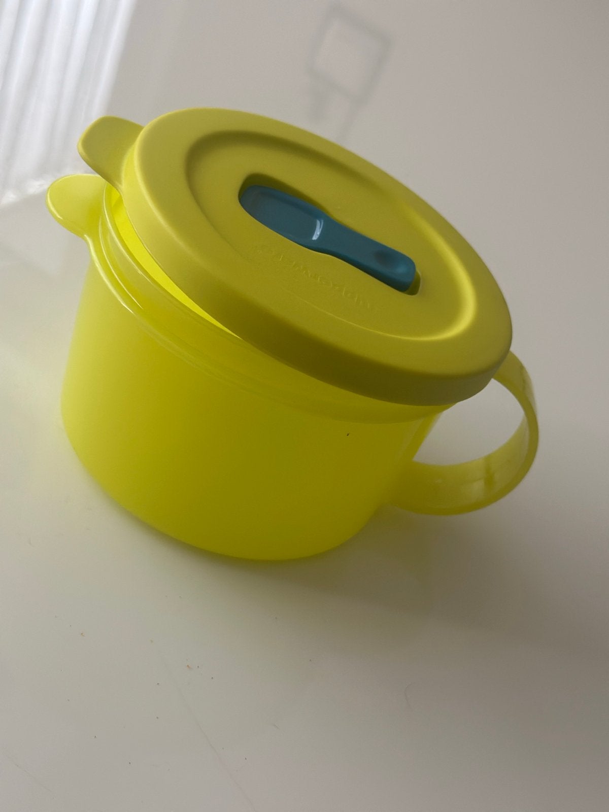 Tupperware CrystalWave Soepkom - Nieuw & Magnetronbestendig, Geel, Nieuw, Ophalen of Verzenden, Bak of Kom