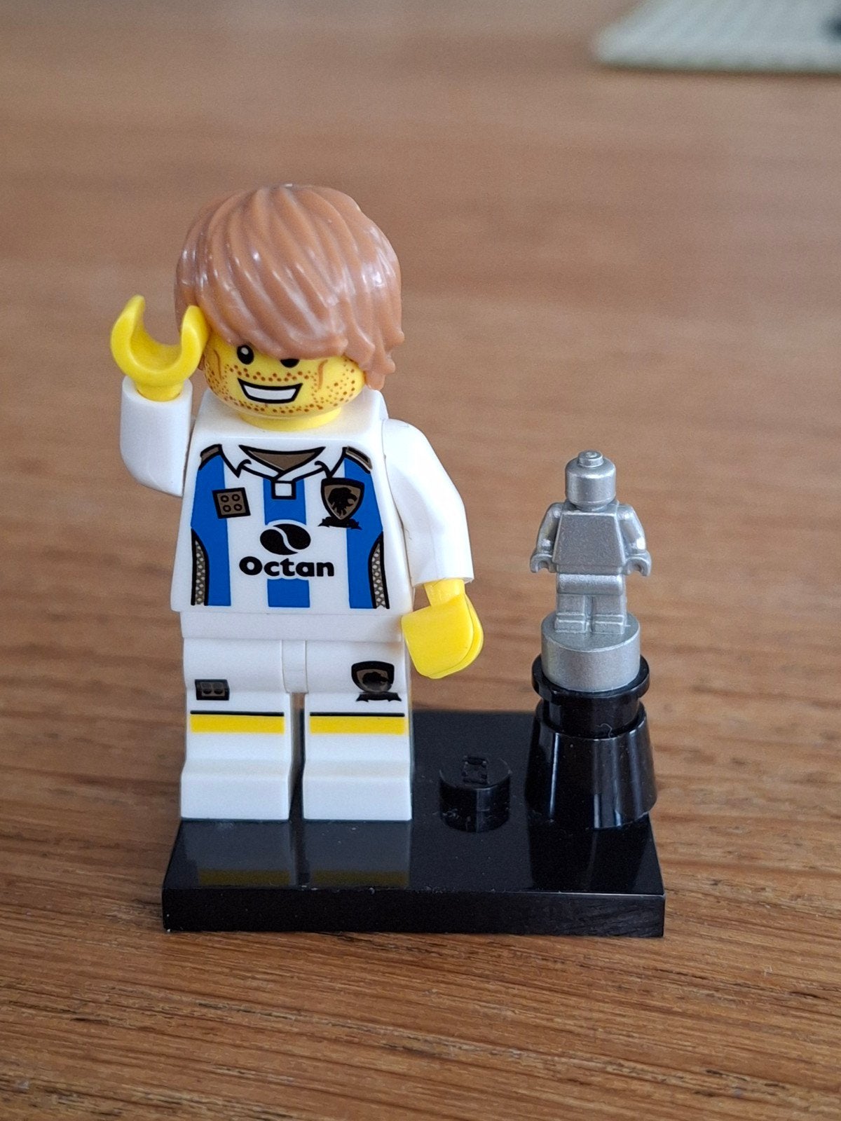 Lego Minifiguur Voetballer met Trofee - Zo goed als nieuw, Ophalen of Verzenden, Zo goed als nieuw, Overige merken