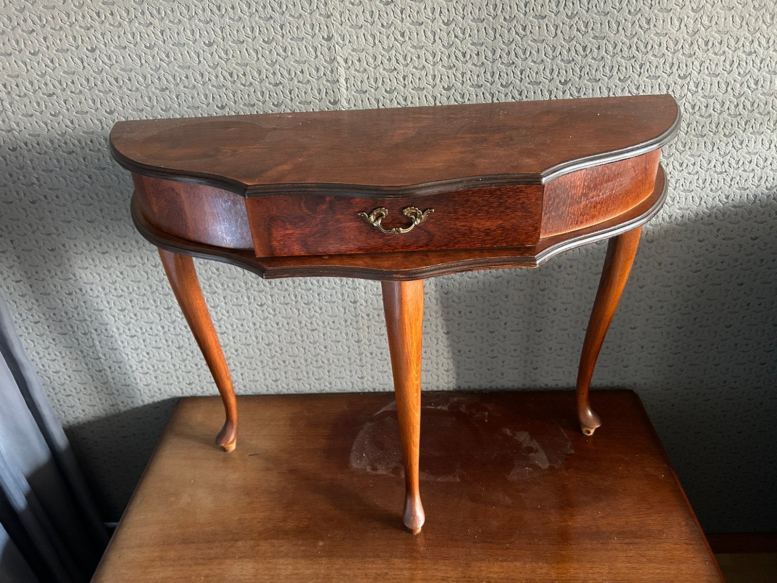 Antieke meubeltjes en wasttafel met waskom, Ophalen