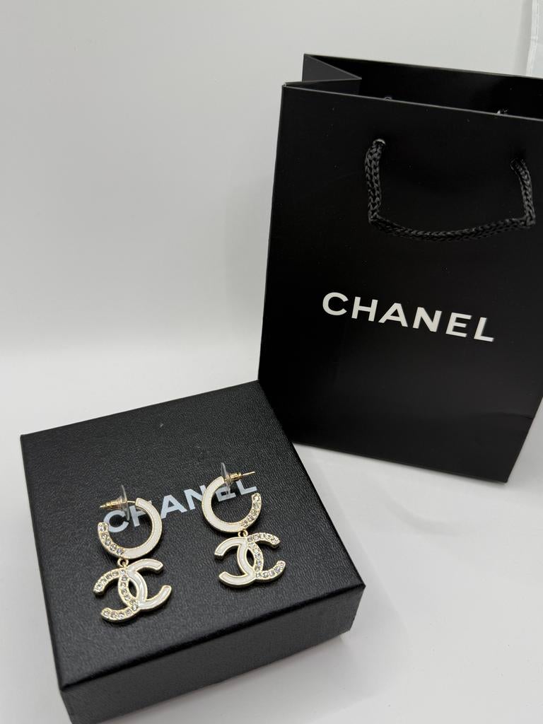 C Oorbellen met Strass - Wit en Goudkleurig, Overige materialen, Hangers, Wit, Nieuw