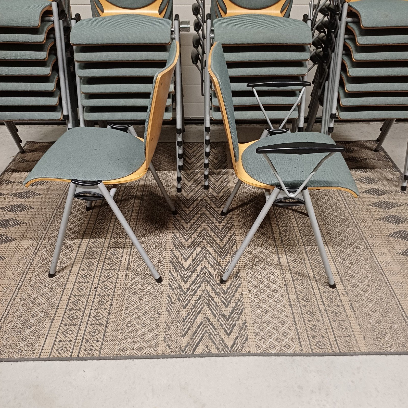 28 x VEPA stoelen kantoor kantine stapelbare partij stoelen, Ophalen, Gebruikt, Bruin, Vijf, Zes of meer stoelen