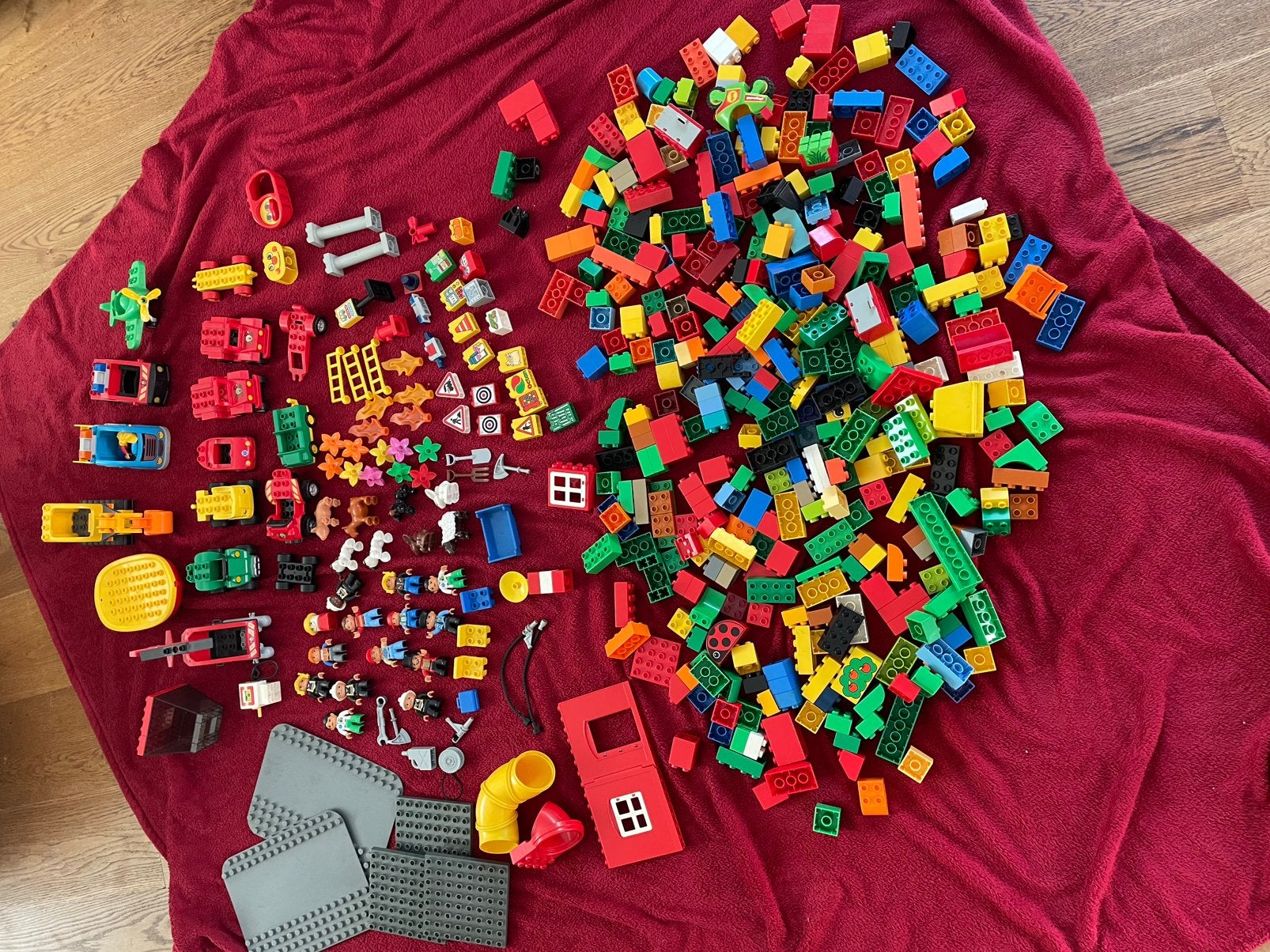 Veel duplo met veel voertuigen, poppetjes en accessoires, Ophalen, Gebruikt
