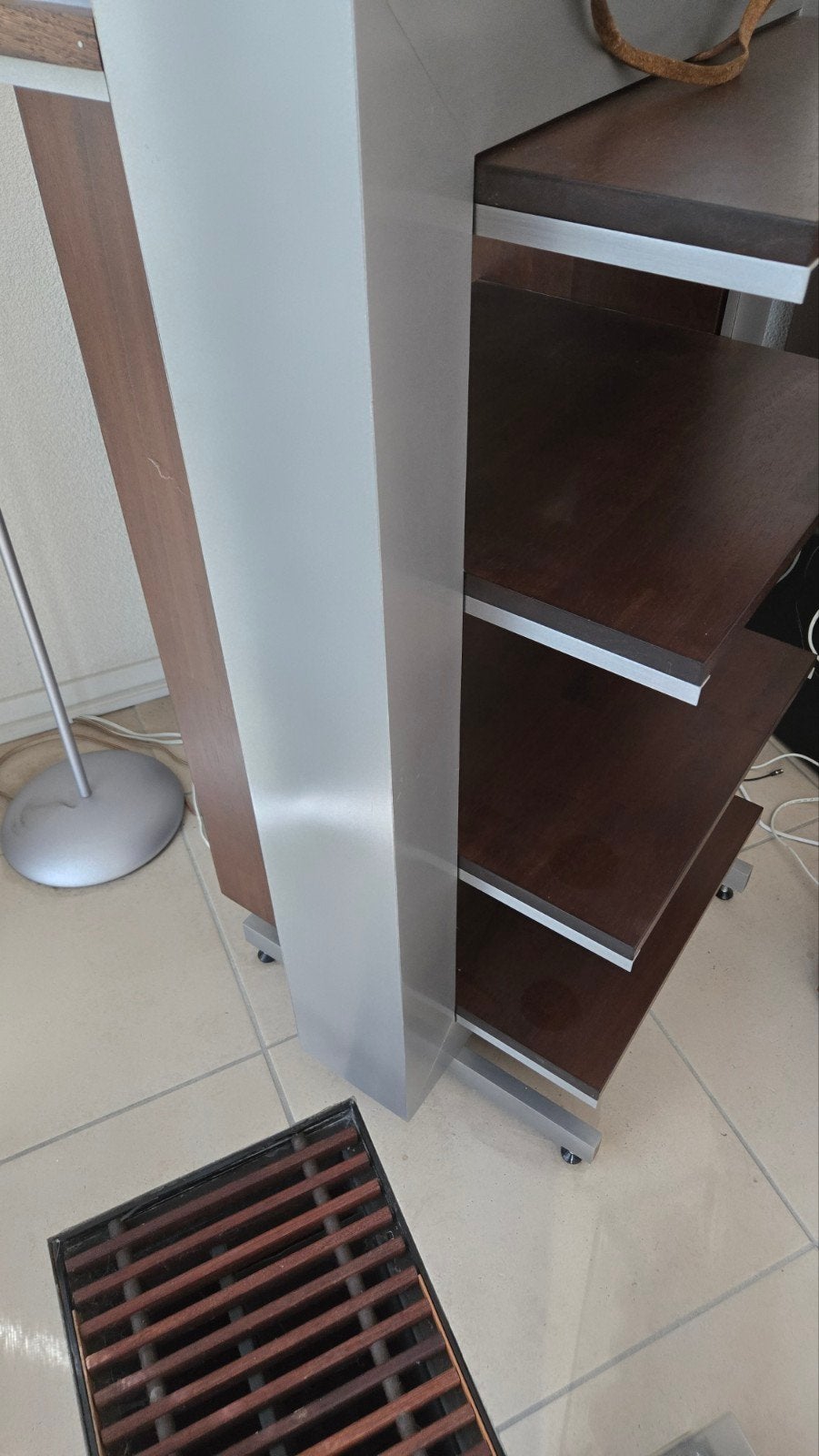 Unieke handgemaakte stereo toren van hout, aluminium en MDF, Huis en Inrichting, Woonaccessoires | Cd- en Dvd-rekken, Ophalen