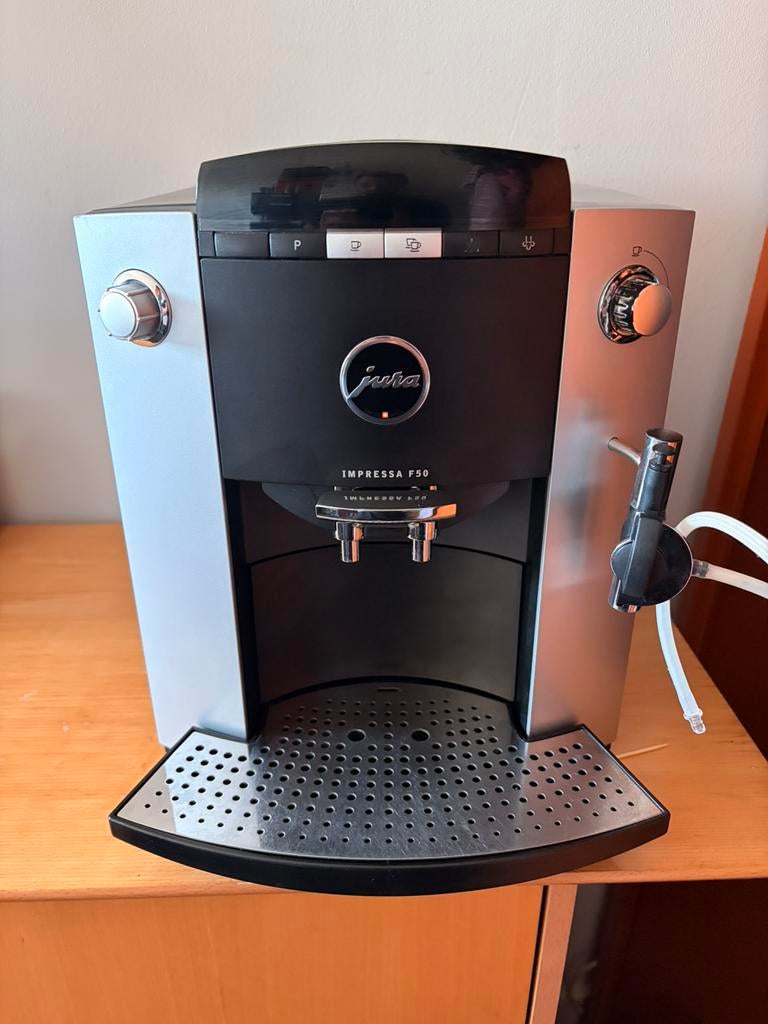 Jura Impressa F50 koffiemachine, Witgoed en Apparatuur, Koffiezetapparaten, Ophalen, Koffiemachine, Zo goed als nieuw, 4 tot 10 kopjes