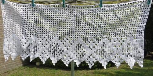 2 gehaakte gordijntjes 1 breed 118 en-1-br95 cm hoog 50 cm, Huis en Inrichting, Stoffering | Gordijnen en Lamellen, Ophalen, 100 tot 150 cm
