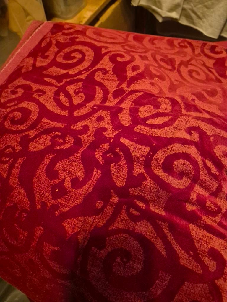 2m Rood Fluweel Stof met Patroon, Hobby en Vrije tijd, Stoffen en Lappen, Overige materialen, 120 cm of meer, Ophalen of Verzenden