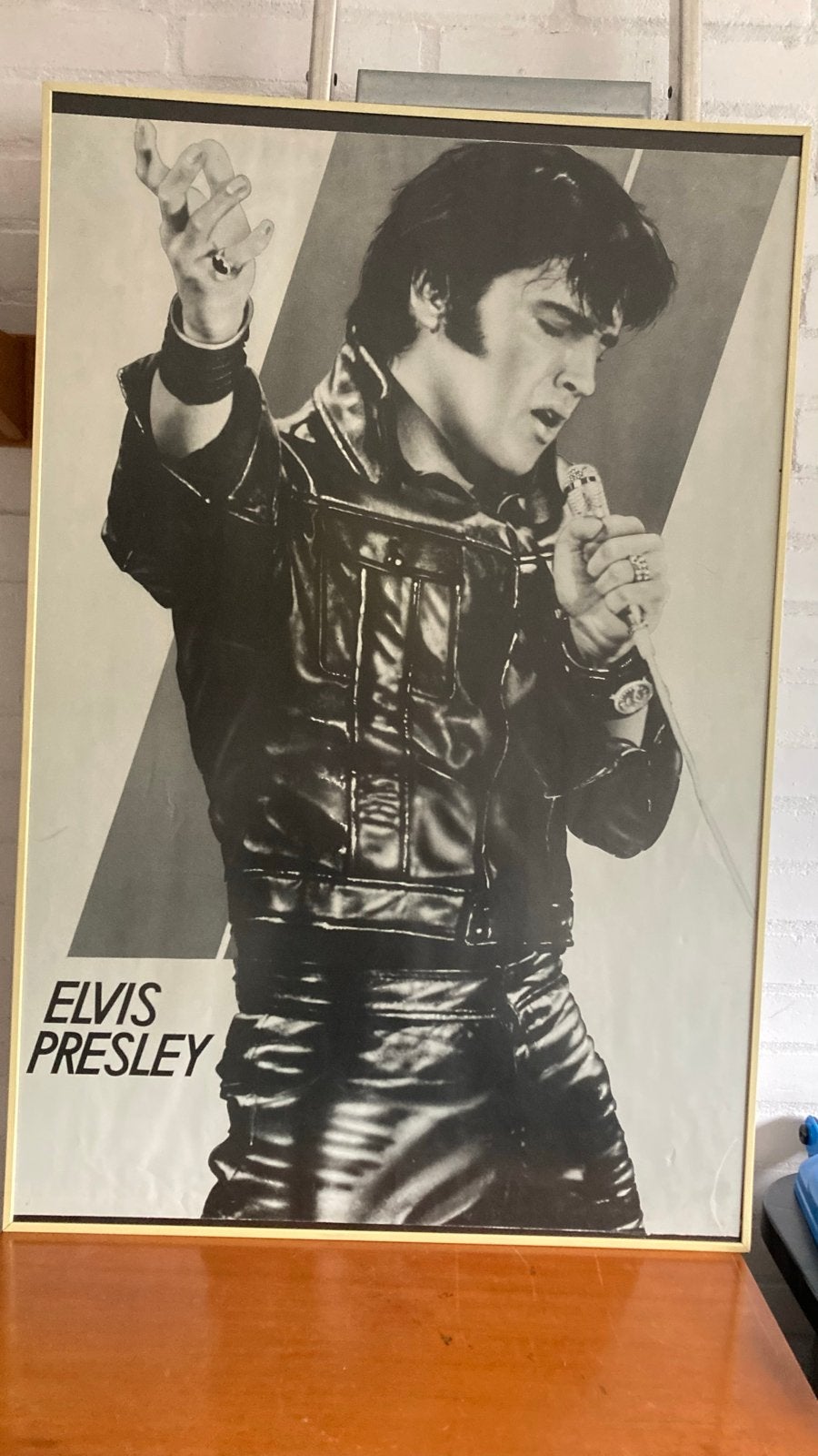 Elvis Presley reproductie in witte lijst - 93x62,5 cm, Gebruikt, Ophalen of Verzenden, Print, 75 – 100
