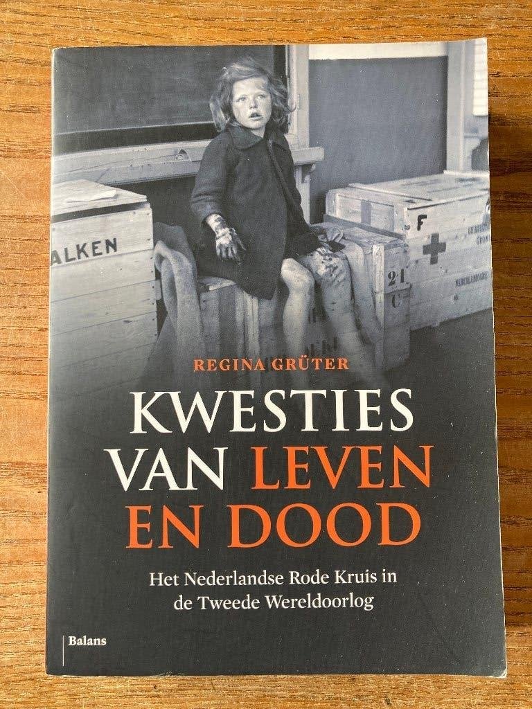 Regina Grüter - Kwesties van leven en dood - Rode Kruis WOII, Boeken, Ophalen of Verzenden, Tweede Wereldoorlog, Zo goed als nieuw
