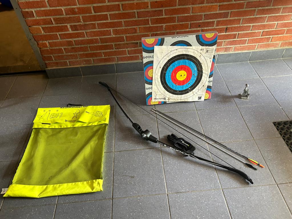 Handboog met 2 pijlen, handschoen, schikschuif en opbergtas, Sport en Fitness, Handboogschieten, Ophalen of Verzenden, Zo goed als nieuw