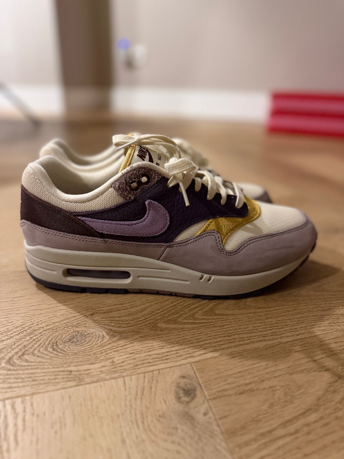 Nike Air Max 1 Dark Raisin Hydrangeas, Ophalen of Verzenden, Zo goed als nieuw, Sneakers of Gympen