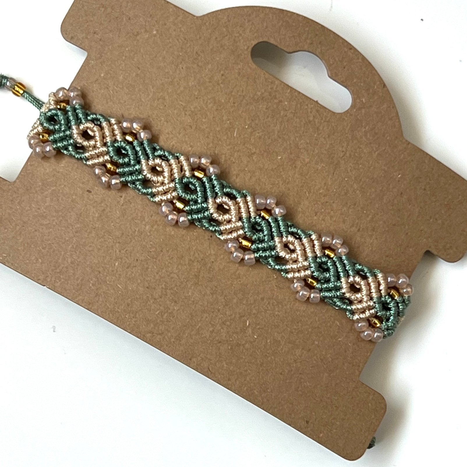 Macrame armband zeegroen-beige, Ophalen of Verzenden, Nieuw, Beige, Met bedels of kralen