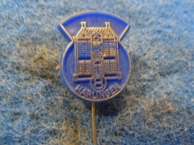 Vintage speldje Harlingen 8, Verzamelen, Speldjes, Pins en Buttons, Ophalen of Verzenden, Gebruikt, Stad of Land, Speldje of Pin