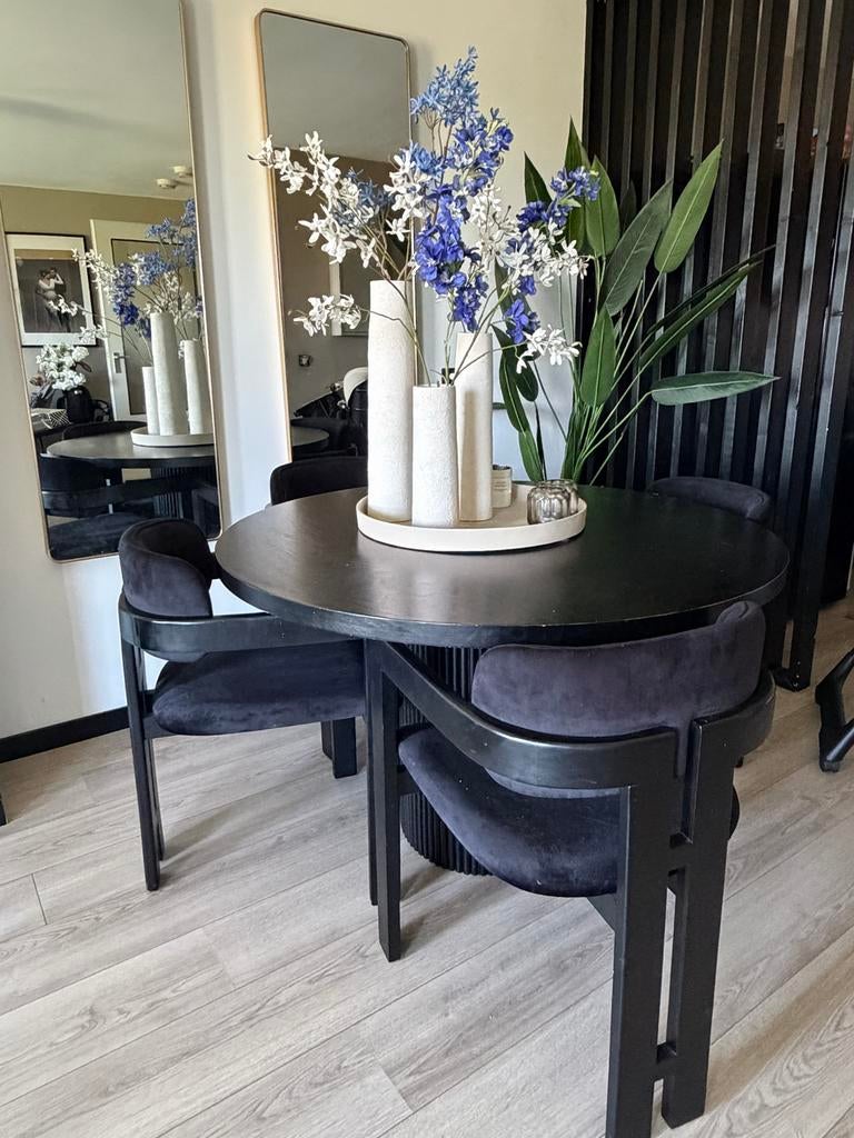 Ronde tafel met geribbelde poot en 4 zwarte velvet stoelen, Ophalen, Modern japandi wabi sabi style minimalist, Gebruikt, Japandi