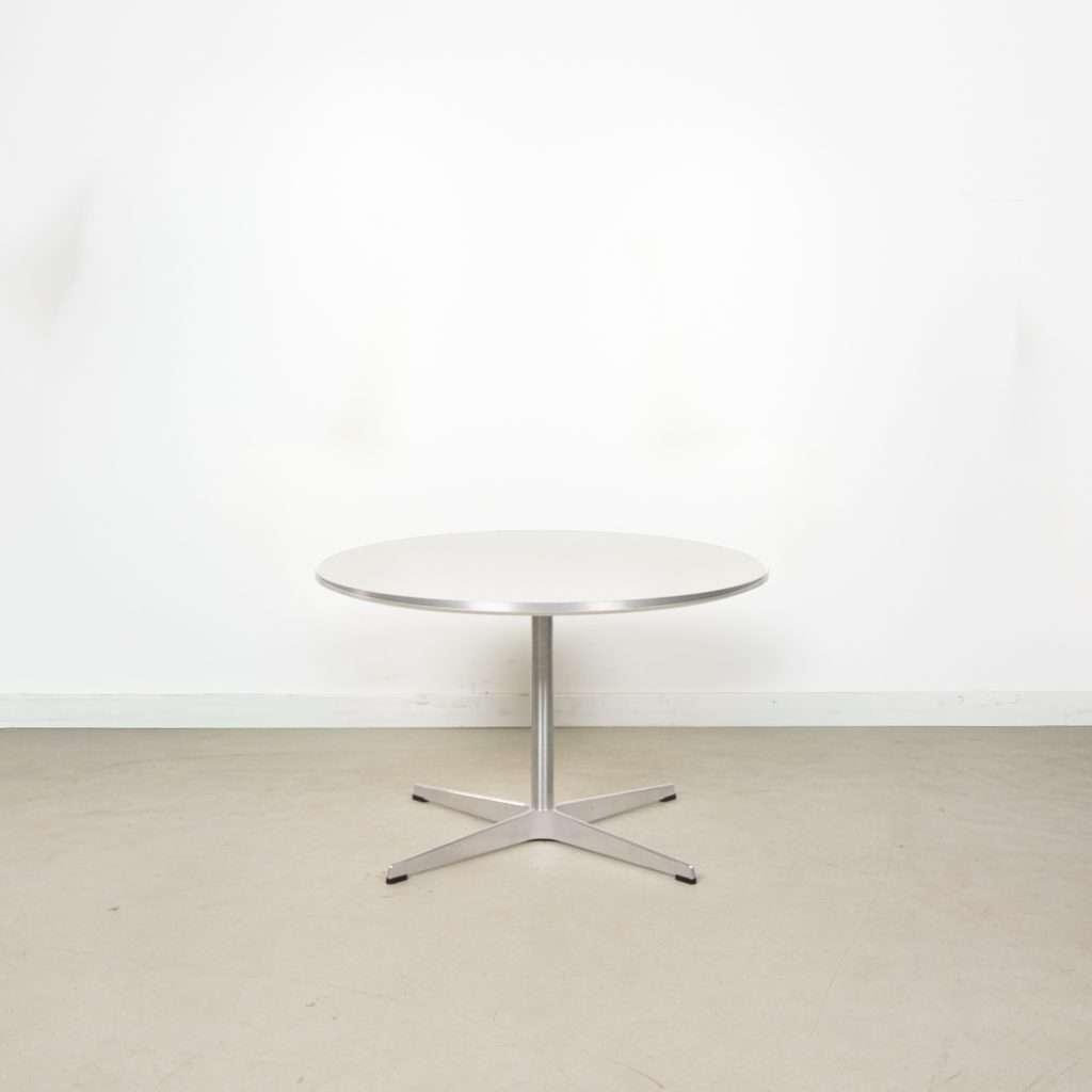 1x Fritz Hansen A222 Tafel Wit Ø75 cm – Aluminium, Ophalen of Verzenden, Zo goed als nieuw, Minder dan 50 cm, Niet ingevuld