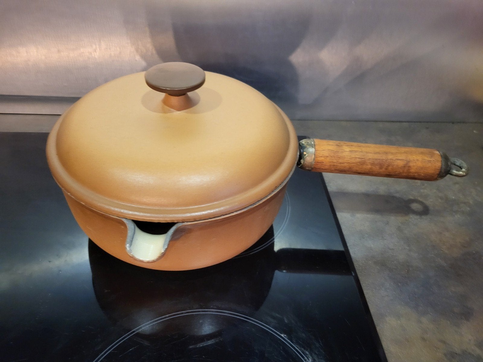 Le Creuset gietijzeren steelpan La Mama, houten steel, 20cm, Gietijzer, Le Creuset, Ophalen of Verzenden, Geschikt voor inductie