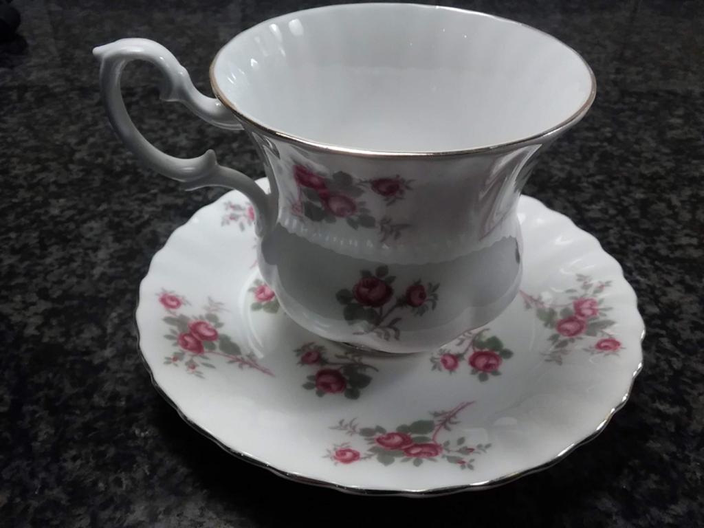 Richmond bone china. Kop en schotel., Ophalen of Verzenden, Zo goed als nieuw, Porselein, Kop en/of schotel