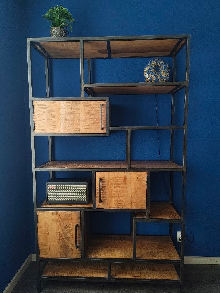 Wandkast staal en mangohout, Huis en Inrichting, Kasten | Wandmeubels, Zo goed als nieuw, Minder dan 150 cm, 150 tot 200 cm, 25 tot 50 cm