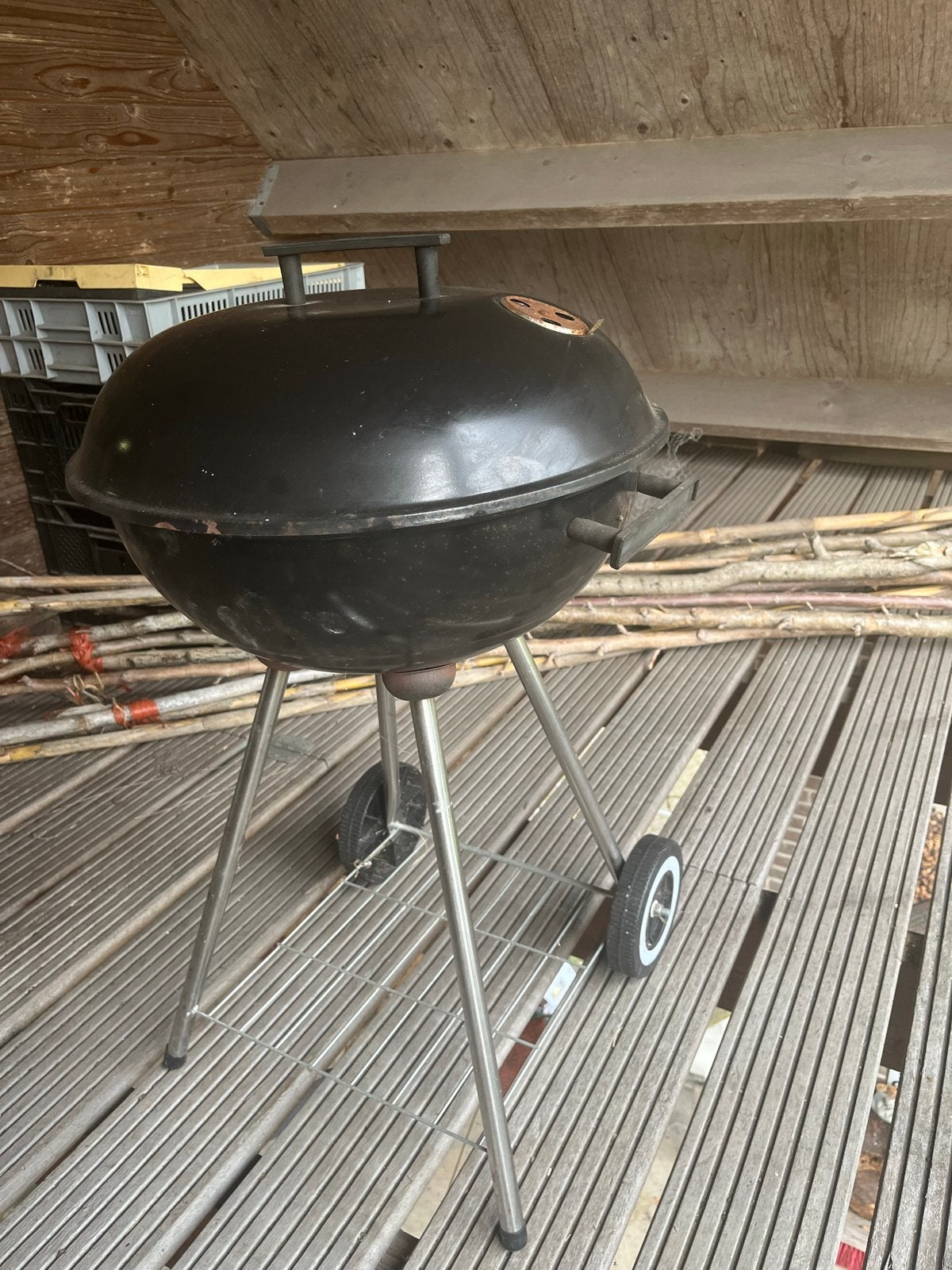 Gebruikte houtskool barbecue op wielen, Ophalen of Verzenden, Gebruikt