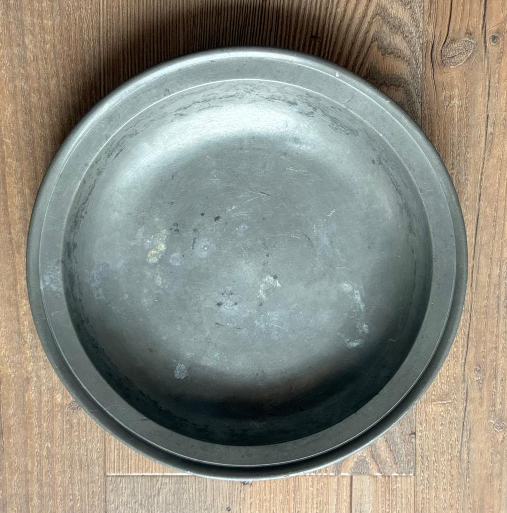 Ronde tinnen schaal, serveerschotel, vervaardigd van pewter, Antiek en Kunst, Ophalen